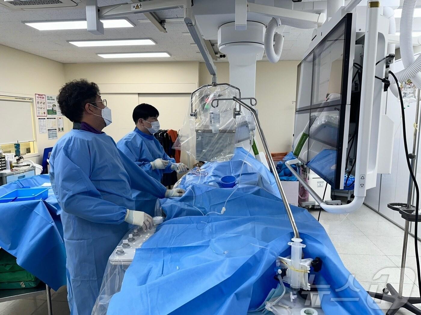 전국진 교수-이현국 센터장 팀이 관상동맥이 완전히 막히면서 심부전과 부정맥이 동반돼 외과적 수술이 필요한 60대 환자를 대상으로 시술하고 있다&#40;온종합병원 제공&#41;