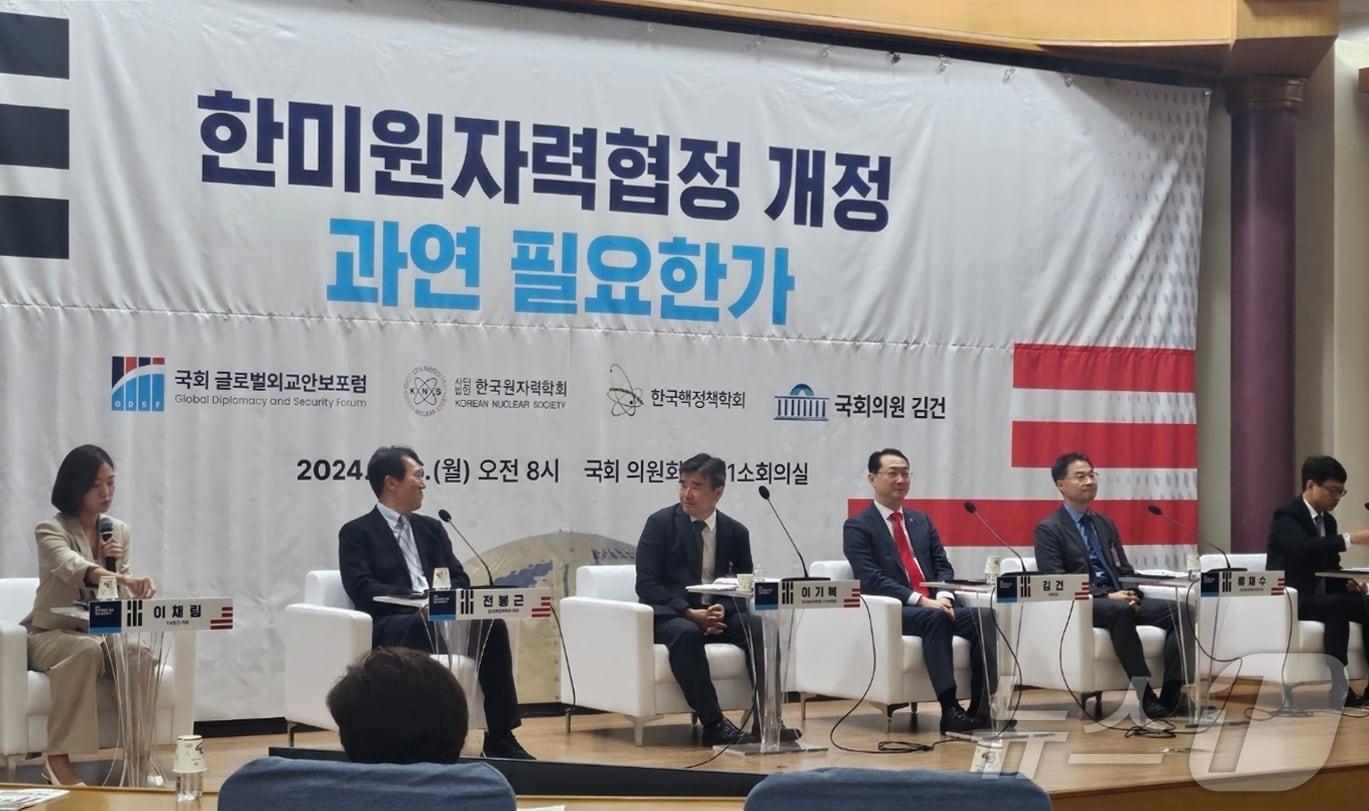 26일 오전 국회 의원회관에서 국회 글로벌외교안보포럼 및 한국원자력학회, 한국핵정책학회 공동주최, 김건 국민의힘 의원 주관 &#39;한미 원자력협정 개정 과연 필요한가&#39; 토론회가 진행되고 있다. 2024.08.26/뉴스1 ⓒNews1 노민호 기자