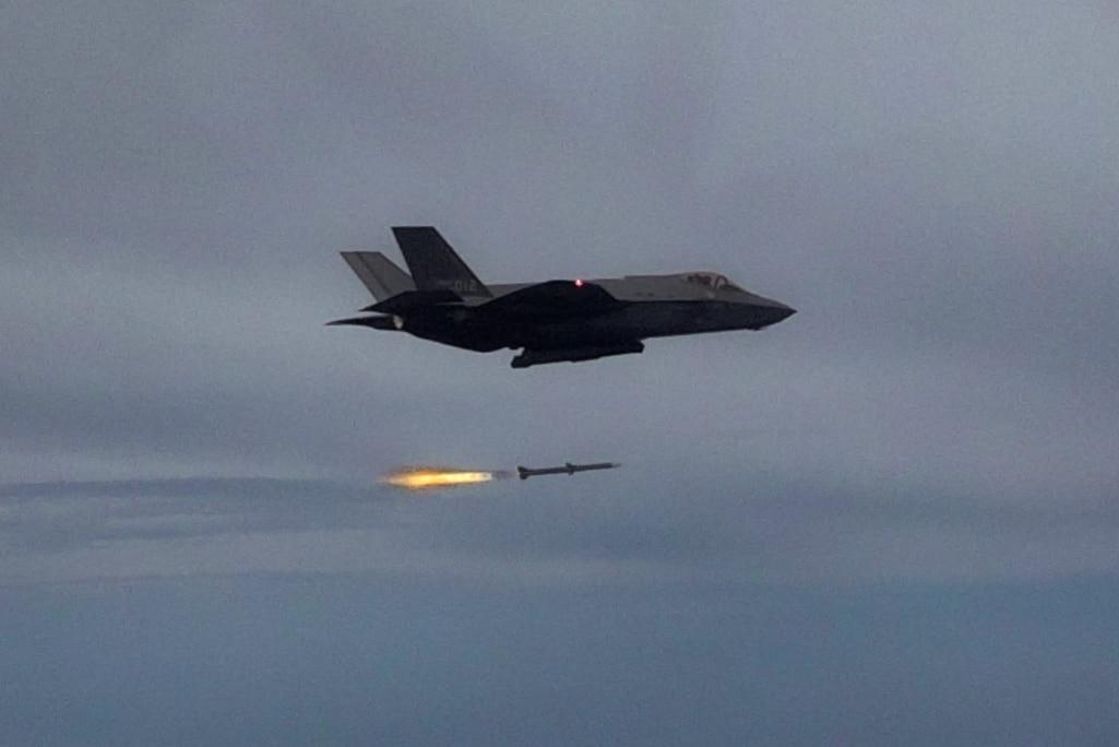 우리 공군 F-35A 스텔스 전투기가 26일 서해상에서 순항미사일·무인공격기 역할을 하는 훈련용 표적을 향해 AIM-120C 공대공 미사일을 발사하고 있다.&#40;공군 제공&#41;