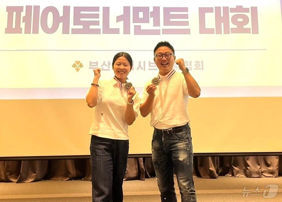 박승재·서지윤 팀이 최근 열린 ‘2024년 부산광역시 브리지 페어 토너먼트 대회’에서 2위에 입상했다.&#40;전북특별자치도브리지협회 제공&#41;/뉴스1