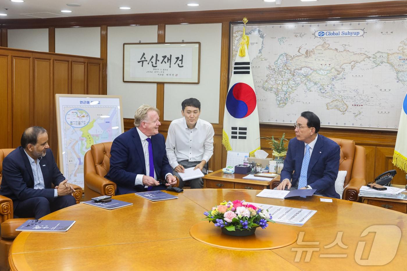 세계협동조합연맹&#40;ICA&#41; 이사 겸 수산위원회 위원장으로 활동 중인 노동진 수협중앙회장&#40;오른쪽&#41;이 26일 서울 송파구 수협중앙회에서 예룬 더글라스 ICA 사무총장&#40;왼쪽 두번째&#41;과 첫 면담을 갖고, 협동조합 활성화 방안을 논의하고 있다.&#40;수협중앙회 제공&#41;