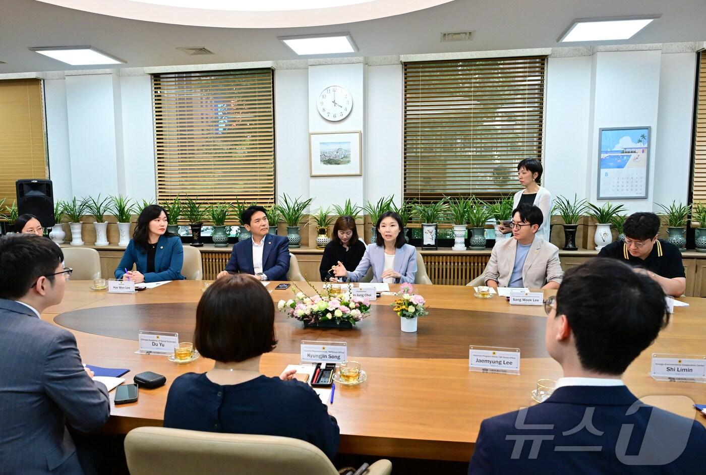 미 아시아재단 청년 프로그램 참석자 접견하는 최호정 의장. &#40;서울시의회 제공&#41;ⓒ 뉴스1