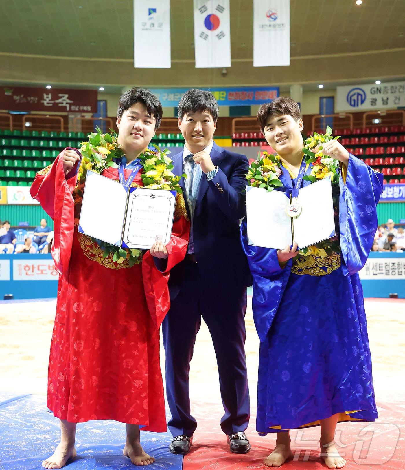 대구대 씨름부가 &#39;제16회 구례 전국여자천하장사 및 대학장사씨름대회&#39;에서 대학부 개인전 두 체급을 석권했다. 구건우 선수, 최병찬 감독, 가수호 선수&#40;왼쪽부터&#41;가 기념촬영을 하고 있다. &#40;대구대 제공&#41;