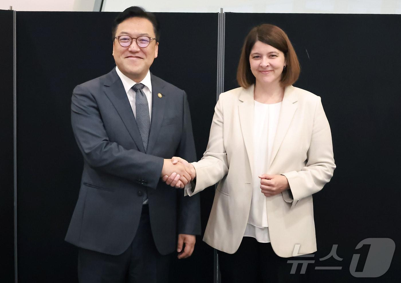 김병환 금융위원장이 27일 오전 서울 중구 동대문디자인플라자에서 긴타레 스카이스테&#40;Gintarė Skaistė&#41; 리투아니아 재무부 장관과 면담을 통해 자국 금융시장 및 산업 동향을 공유하고, 핀테크 분야를 중심으로 한 금융협력 강화 방안을 논의했다. 사진은 금융위원회 제공.