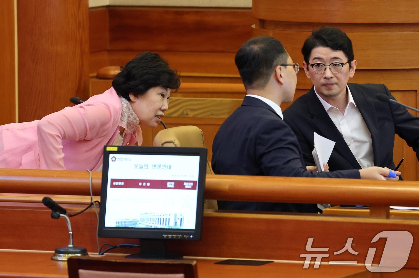 국민의힘 주진우, 조배숙 의원이 27일 오후 서울 종로구 헌법재판소 대심판정에서 &#39;윤석열 대통령 탄핵 요청 청원에 대한 청문회 개최&#39; 의결에 반발해 국민의힘이 제기한 권한쟁의심판 첫 변론에 참석해 대화를 나누고 있다. 2024.8.27/뉴스1 ⓒ News1 이동해 기자