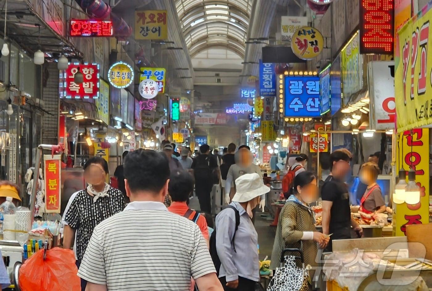 27일 오후 부산 부산진구 부전시장을 찾은 시민들이 장을 보고 있다.2024.8.27 / 뉴스1 ⓒ News1 조아서