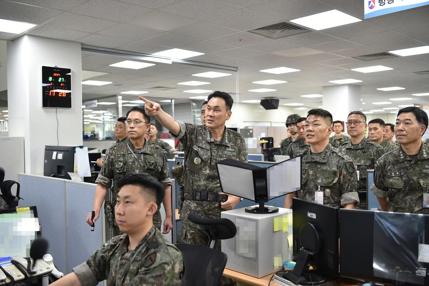 김명수 합참의장이 27일 UFS 연습에 참가 중인 수도군단을 찾아 작전수행태세를 점검하고 있다.&#40;합참 제공&#41;