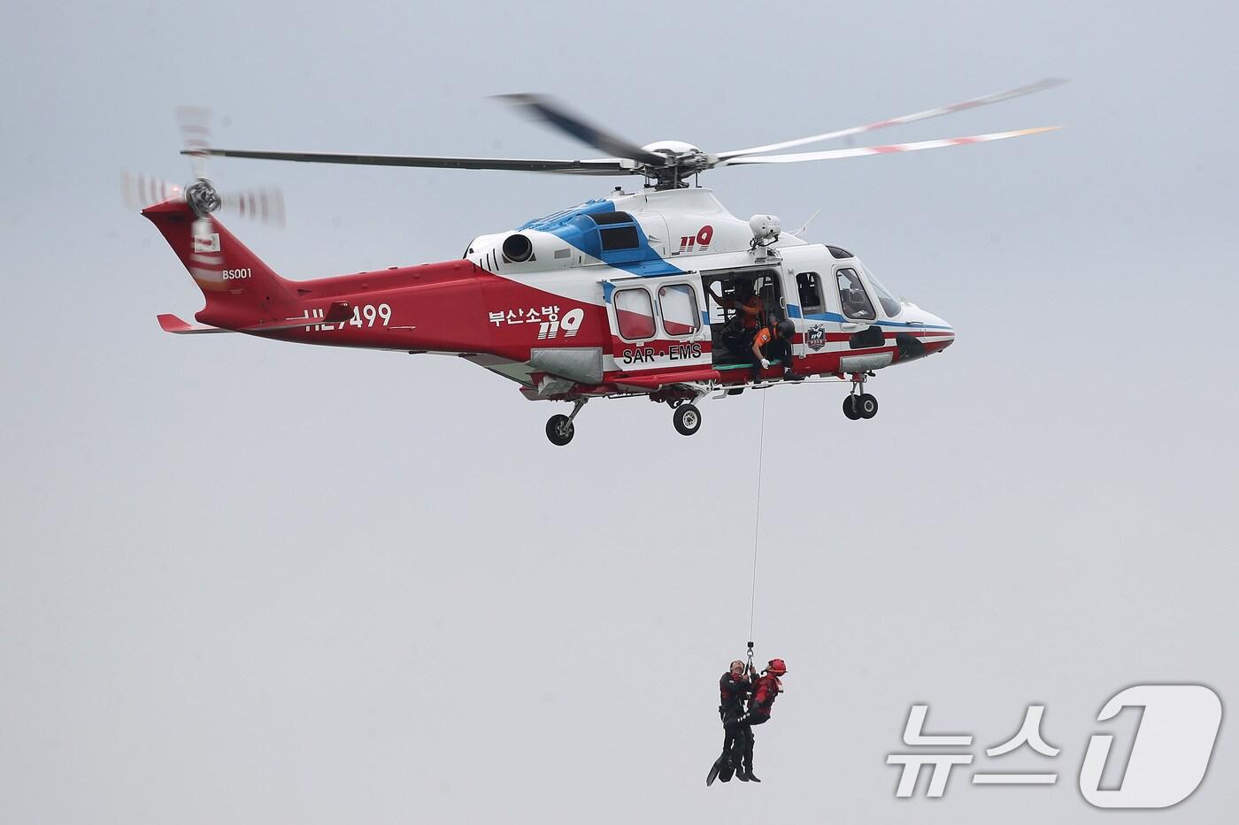 대구 달성군 사문진나루터에서 열린 &#39;지진 대비 영남권역 119특수대응단 합동훈련&#39;에서 지진으로 인해 선박이 교각에 충돌한 상황을 가정에 소방헬기와 119특수구조대가 물에 빠진 승객을 구조하고 있다. 2024.8.27/뉴스1 ⓒ News1 공정식 기자