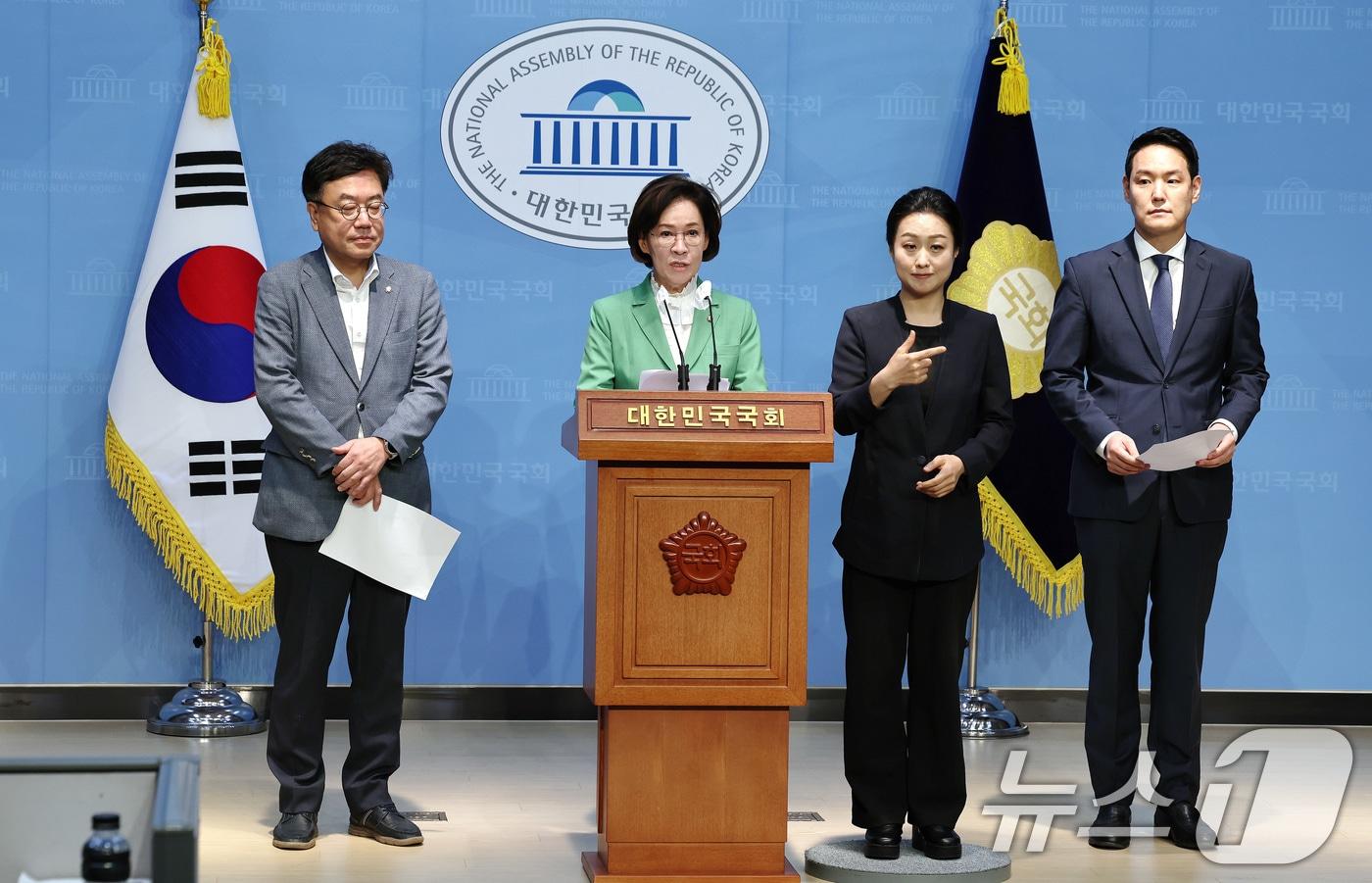 국회 여성가족위원회 이인선 위원장과 여야 간사인 서범수, 김한규 의원이 27일 오후 서울 여의도 국회 소통관에서 불법합성물인 딥페이크 유포 범죄 관련 기자회견을 하고 있다. 2024.8.27/뉴스1 ⓒ News1 구윤성 기자