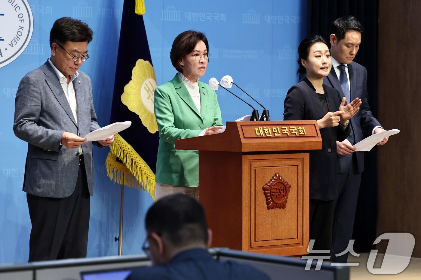 국회 여성가족위원회 이인선 위원장과 여야 간사인 서범수, 김한규 의원이 27일 오후 서울 여의도 국회 소통관에서 불법합성물인 딥페이크 유포 범죄 관련 기자회견을 하고 있다. 2024.8.27/뉴스1 ⓒ News1 구윤성 기자