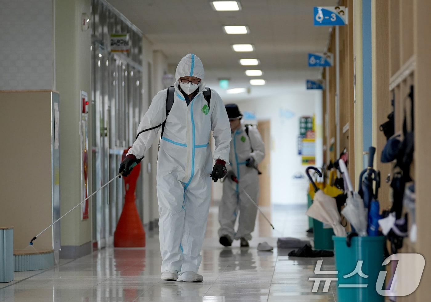 27일 오후 대구 달성군 옥포읍 대구강림초등학교에서 학교안전공제회 관계자들이 코로나19 재확산을 방지하기 위해 방역작업을 하고 있다. 2024.8.27/뉴스1 ⓒ News1 공정식 기자