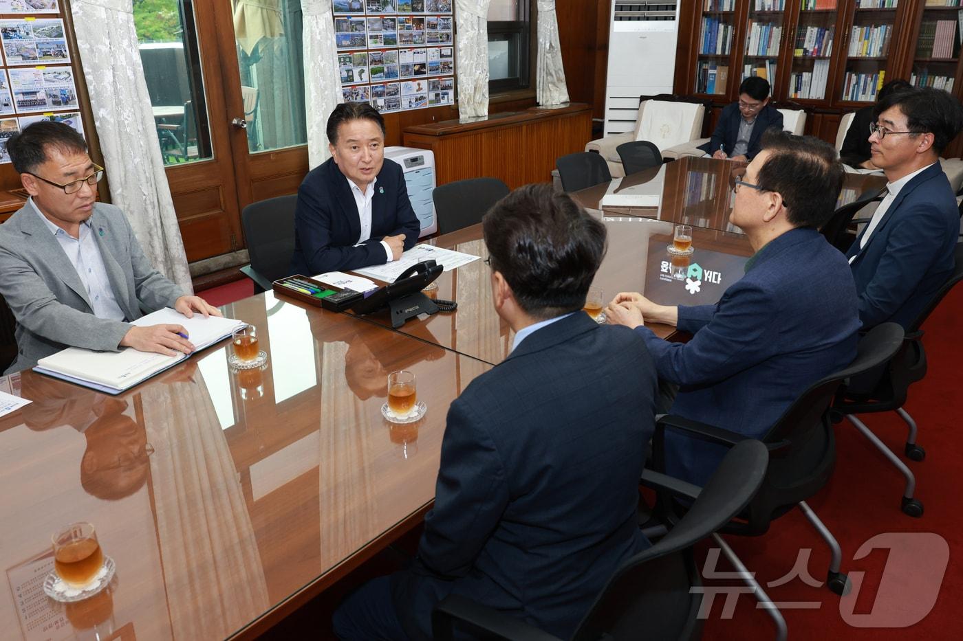 김영환 충북지사는 27일 김원섭 충북대병원장과 김영규 청주의료원장, 이준연 청주성모병원장과 긴급 간담회를 가졌다.&#40;충북도 제공&#41;