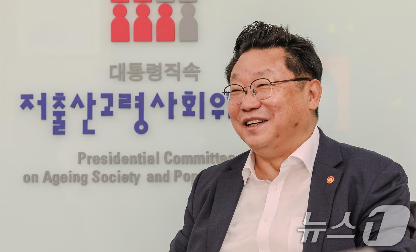 주형환 저출산고령사회위원회 부위원장이 27일 서울 종로구 정부서울청사에서 뉴스1과 인터뷰를 하고 있다. 2024.8.27/뉴스1 ⓒ News1 허경 기자