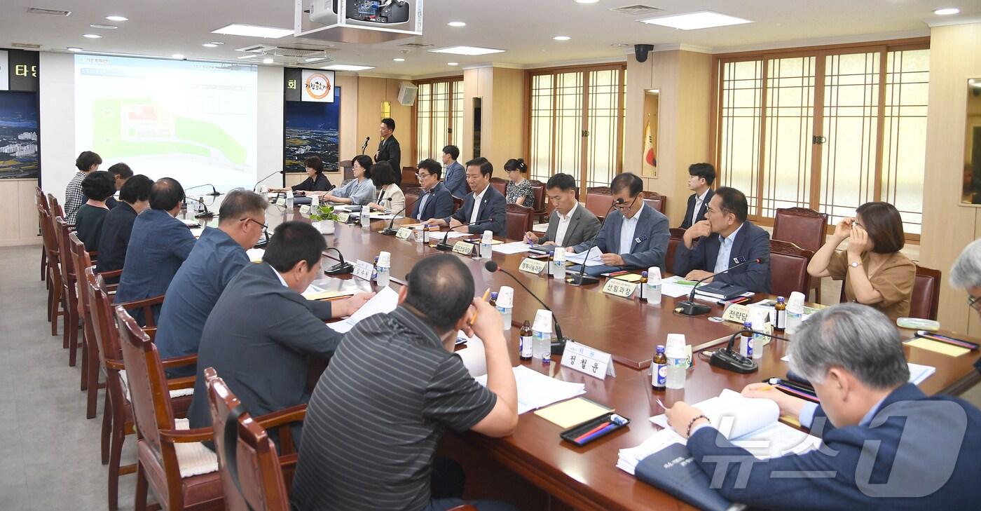 거창군 화장시설 건립 타당성 조사 및 기본계획 수립 용역 보고회가 27일 군청에서 열리고 있다&#40;거창군 제공&#41;. 2024.8.27