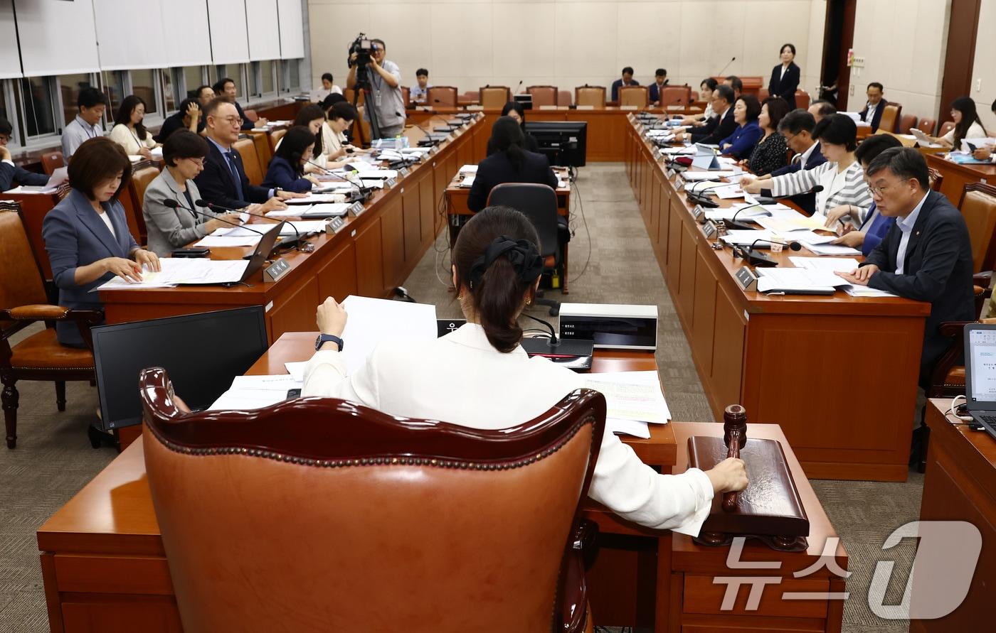 강선우 보건복지위원회 법안심사제1소위원장이 27일 오후 서울 여의도 국회에서 열린 간호법 관련 법안심사제1소위원회에서 의사봉을 두드리고 있다. 2024.8.27/뉴스1 ⓒ News1 김민지 기자