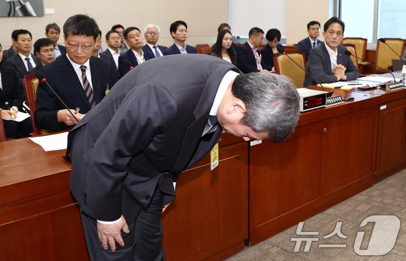 박민 한국방송공사사장이 28일 오전 서울 여의도 국회에서 열린 과학기술정보방송통신위원회 전체회의에 출석해 인사하고 있다.  2024.8.28/뉴스1 ⓒ News1 김민지 기자