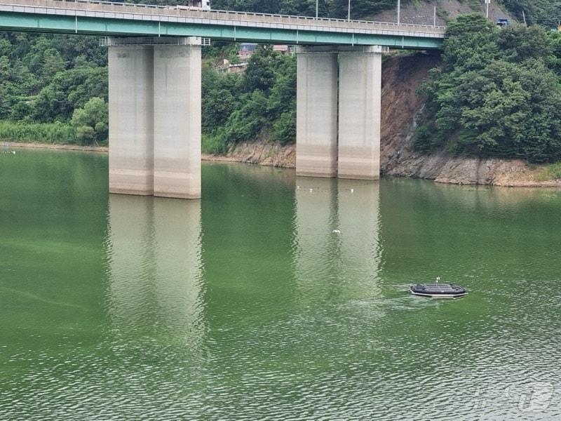 녹조로 몸살 앓은 소양호에 투입된 AI 에코로봇.&#40;한국수자원공사 한강유역본부 제공&#41;/뉴스1