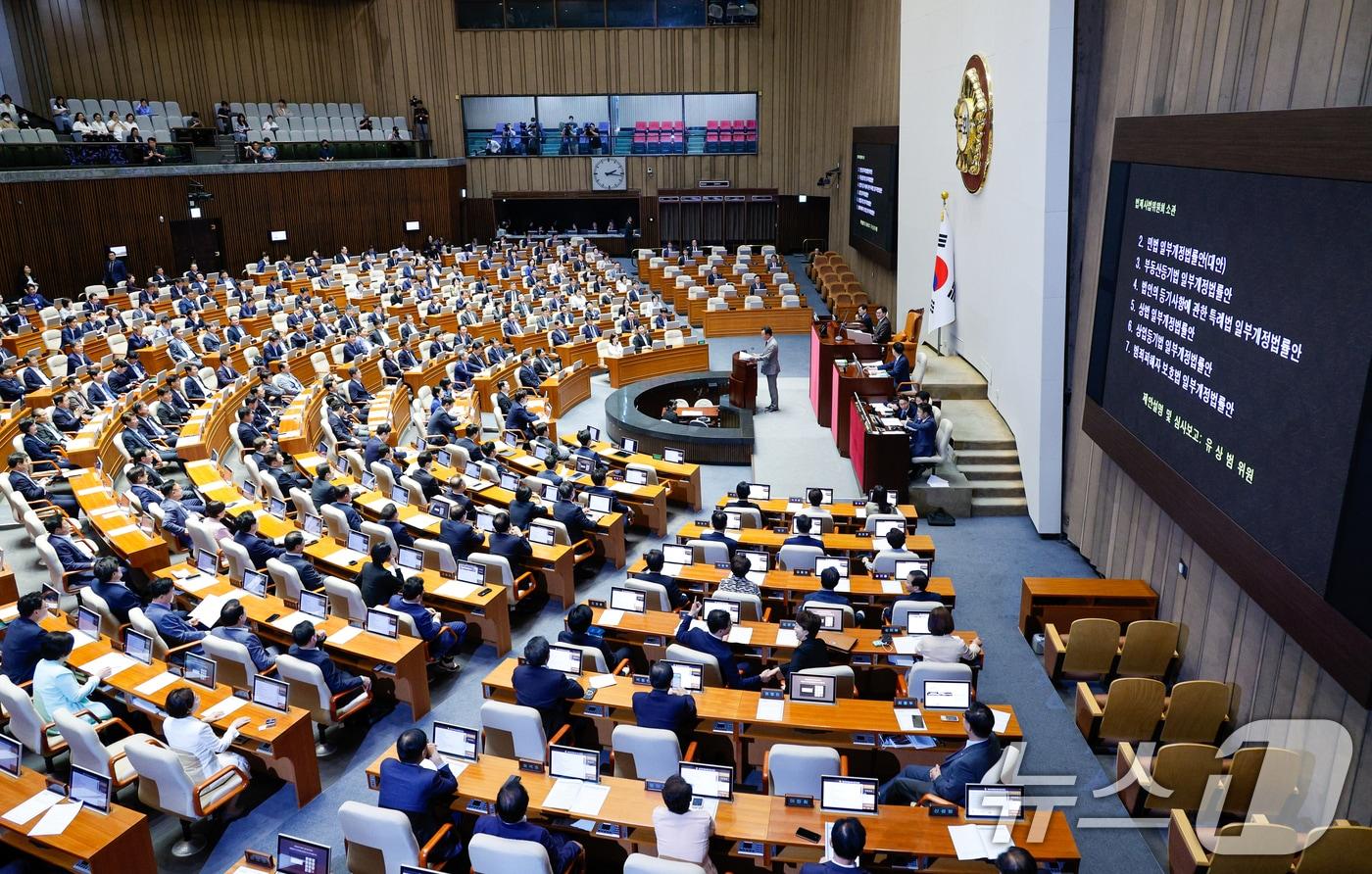 유상범 국민의힘 의원이 28일 오후 서울 여의도 국회에서 열린 제417회국회&#40;임시회&#41; 제2차 본회의에서 양육 의무를 저버린 부모는 상속권을 갖지 못하도록 한 &#39;구하라법&#39;&#40;민법 개정안&#41; 등에 대해 제안설명을 하고 있다. 2024.8.28/뉴스1 ⓒ News1 안은나 기자