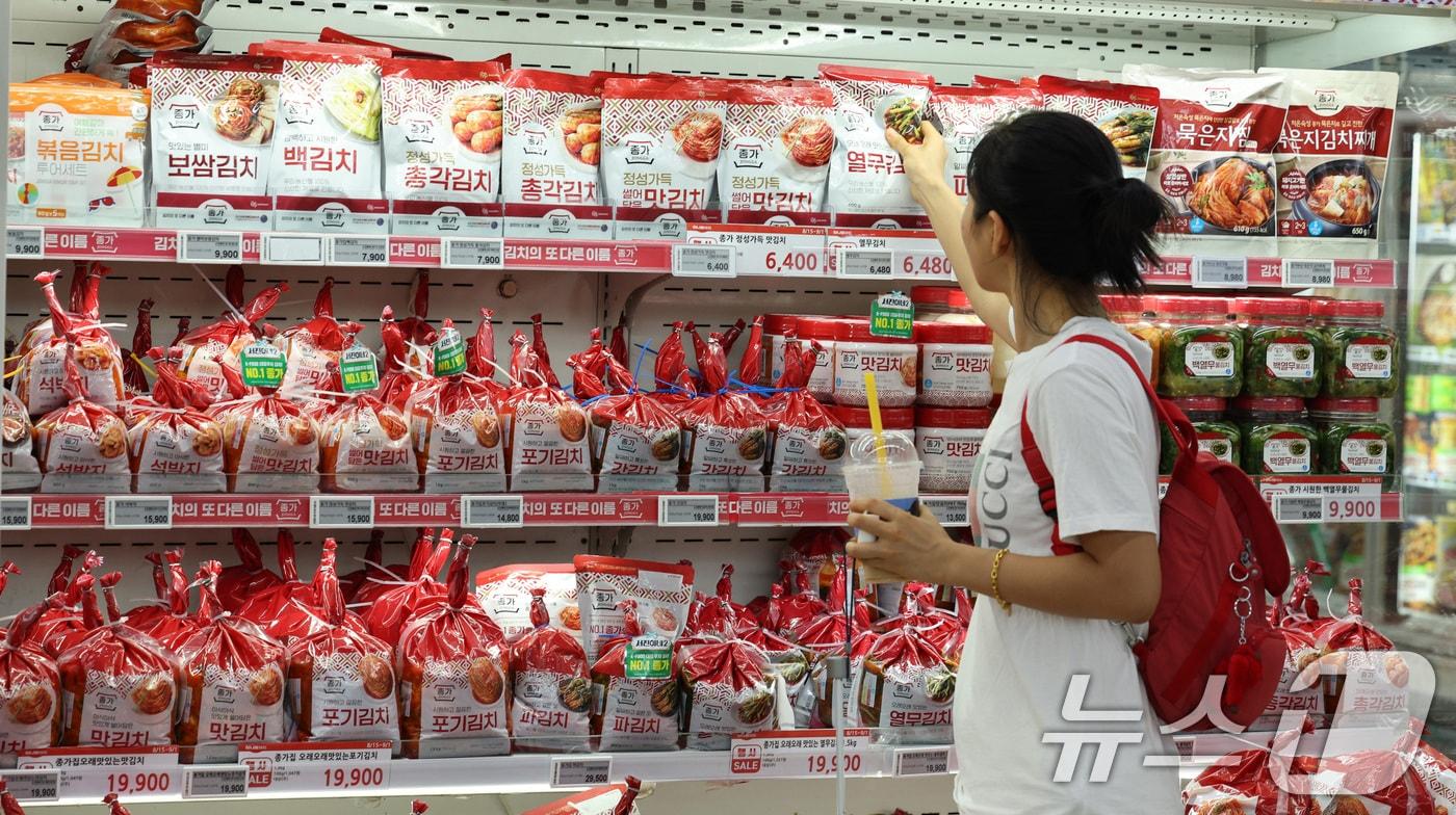  서울의 한 대형마트에서 한 시민이 종가 김치를 고르는 모습. 2024.8.28/뉴스1 ⓒ News1 신웅수 기자