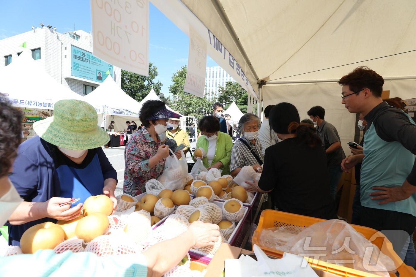 강남구 직거래 장터에서 주민들이 배를 구입하고 있다.&#40;강남구청 제공&#41;