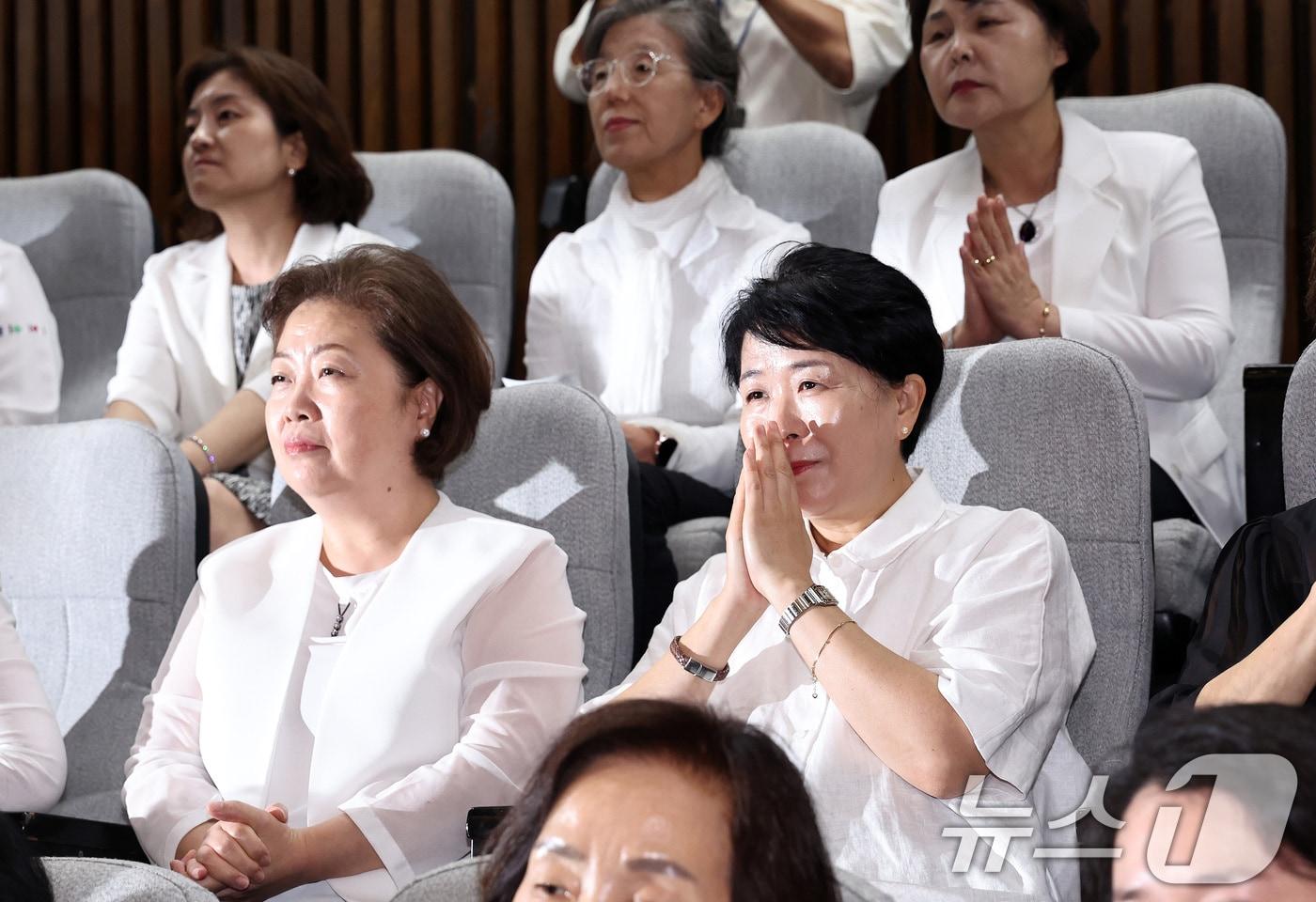 대한간호협회 소속 회원들이 28일 오후 서울 여의도 국회에서 열린 제417회국회&#40;임시회&#41; 제2차 본회의에서 간호법 통과를 기다리고 있다. 간호법은 재적 300인, 재석 290인 중 찬성 283인, 반대 2인, 기권 5인으로 본회의를 통과했다. 2024.8.28/뉴스1 ⓒ News1 구윤성 기자