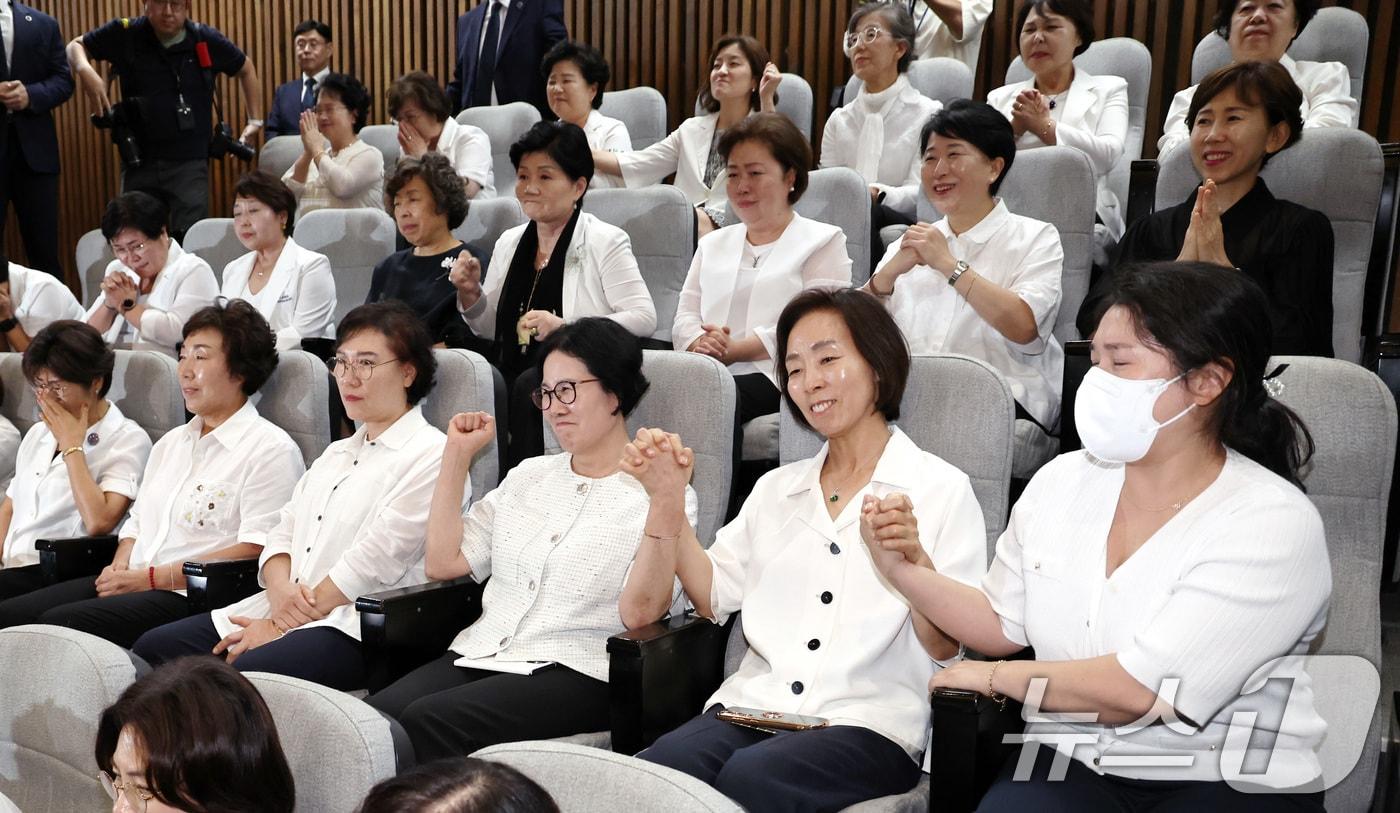 대한간호협회 소속 회원들이 28일 오후 서울 여의도 국회에서 열린 제417회국회&#40;임시회&#41; 제2차 본회의에서 간호법이 재적 300인, 재석 290인 중 찬성 283인, 반대 2인, 기권 5인으로 통과되자 기뻐하고 있다. 2024.8.28/뉴스1 ⓒ News1 구윤성 기자