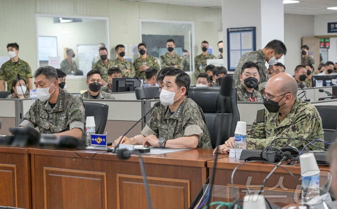 28일 UFS연습 현장지도차 부산작전기지 내 연합해양작전본부&#40;CMOC&#41;을 방문한 양용모 해군참모총장&#40;가운데&#41;이 연습상황에 대한 보고를 받고 있다. &#40;해군 제공&#41;