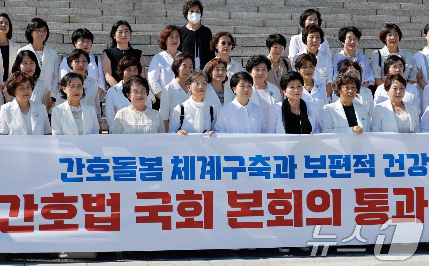 대한간호협회 소속 간호사들이 28일 오후 서울 여의도 국회 본청 앞 계단에서 본회의 간호법 통과를 방청한 뒤 기념 촬영을 하고 있다. 2024.8.28/뉴스1 ⓒ News1 안은나 기자