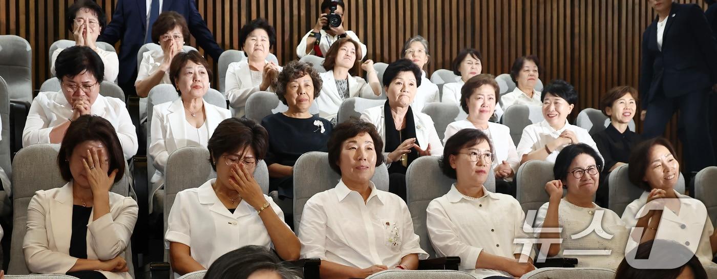 대한간호협회 소속 간호사들이 지난 8월28일 오후 국회 본회의에서 진료지원&#40;PA&#41; 간호사의 의료 행위를 법으로 보호하는 것을 골자로 하는 간호법 제정안이 통과되자 기뻐하고 있다. &#40;사진은 기사 내용과 무관함&#41; 2024.8.28/뉴스1 ⓒ News1 김민지 기자