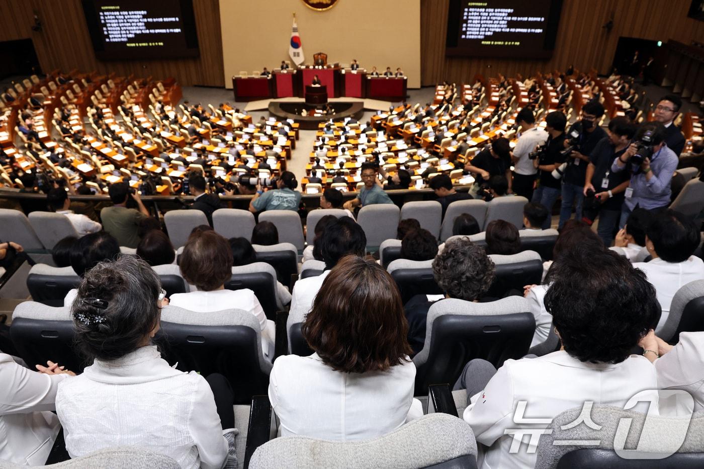 대한간호협회 소속 회원들이 28일 오후 서울 여의도 국회에서 열린 제417회국회&#40;임시회&#41; 제2차 본회의에서 간호법 통과를 기대하고 있다. 간호법은 재적 300인, 재석 290인 중 찬성 283인, 반대 2인, 기권 5인으로 본회의를 통과했다. 2024.8.28/뉴스1 ⓒ News1 구윤성 기자