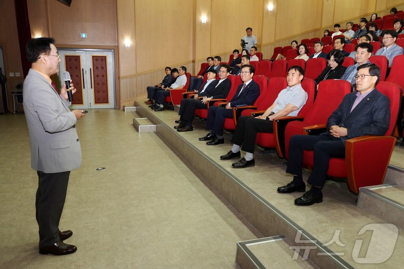 충북도교육청은 28일 깨끗한 교육풍토 조성과 청렴 문화 정착을 위해 &#39;2024년 하반기 고위직 공무원 청렴교육&#39;을 진행했다.&#40;충북교육청 제공&#41;/뉴스1