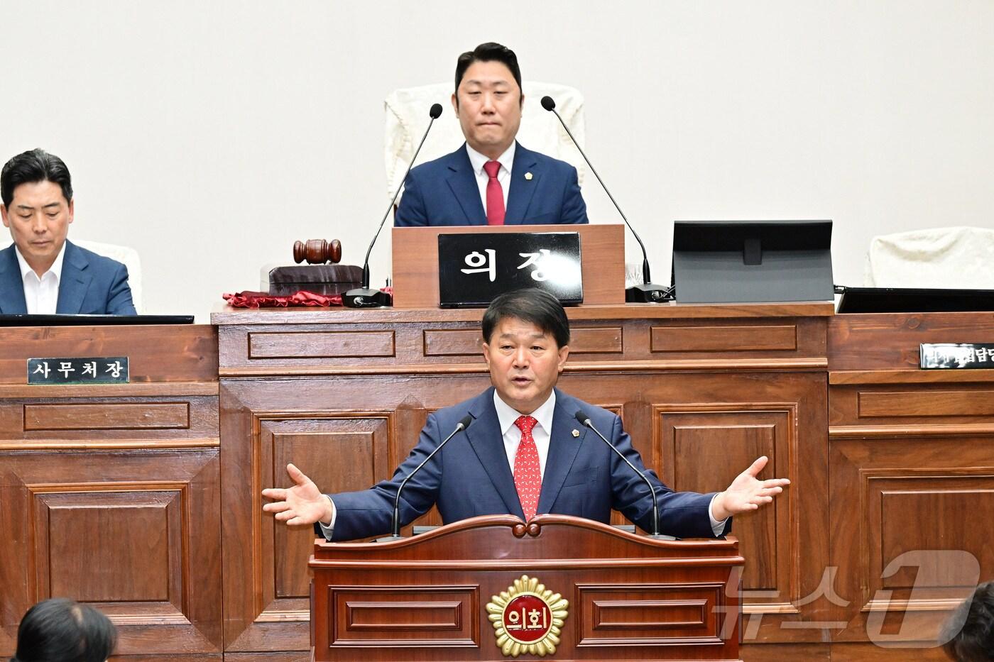 울산시의회는 28일 오전 시의회 4층 본회의장에서 김두겸 시장과 천창수 교육감 등 관계공무원이 참석한 가운데 제251회 임시회 제1차 본회의를 열었다.&#40;시의회 제공&#41;