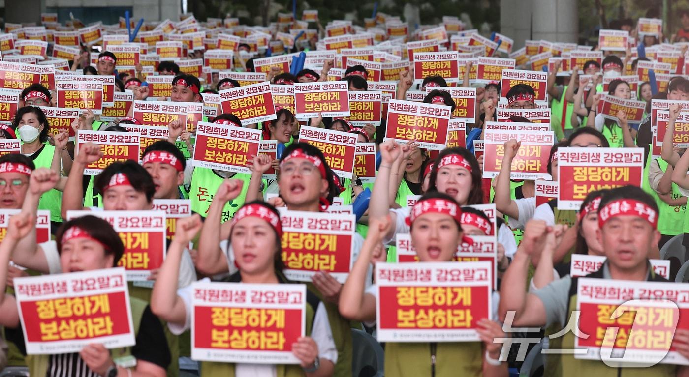 전국보건의료산업노동조합&#40;보건의료노조&#41; 총파업을 하루 앞둔 28일 서울 성동구 한양대학교 병원에서 열린 파업 전야제에서 한양대의료원지부 조합원들이 구호를 외치고 있다. 2024.8.28/뉴스1 ⓒ News1 김성진 기자