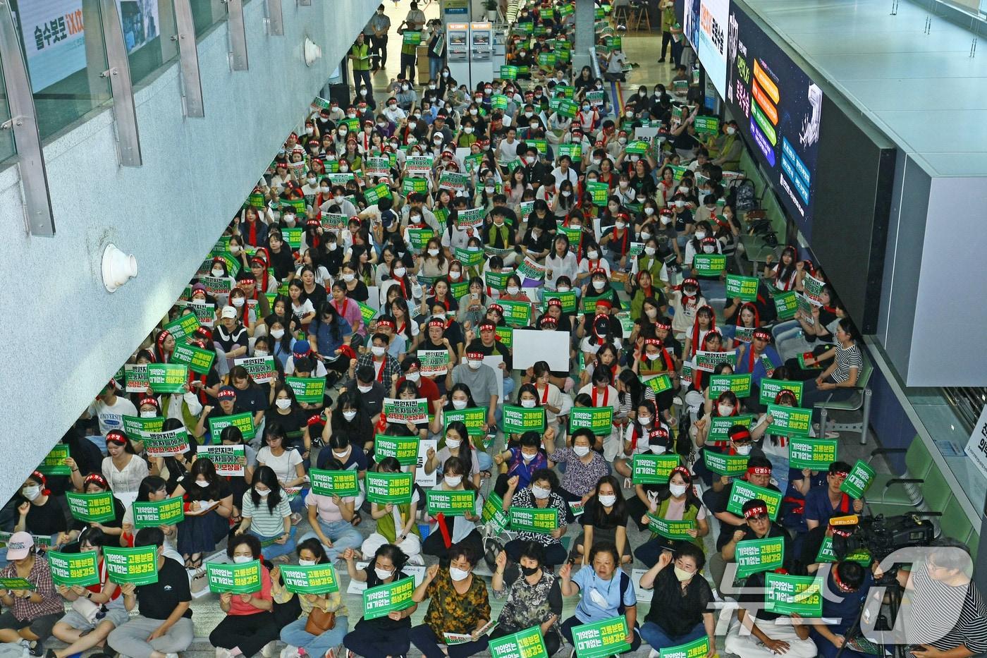 전국보건의료산업노동조합 총파업 하루 전인 28일 광주 동구 조선대학교 병원에서 노조원들이 전야제를 열고 투쟁 구호를 외치고 있다. 2024.8.28/뉴스1 ⓒ News1 박지현 기자