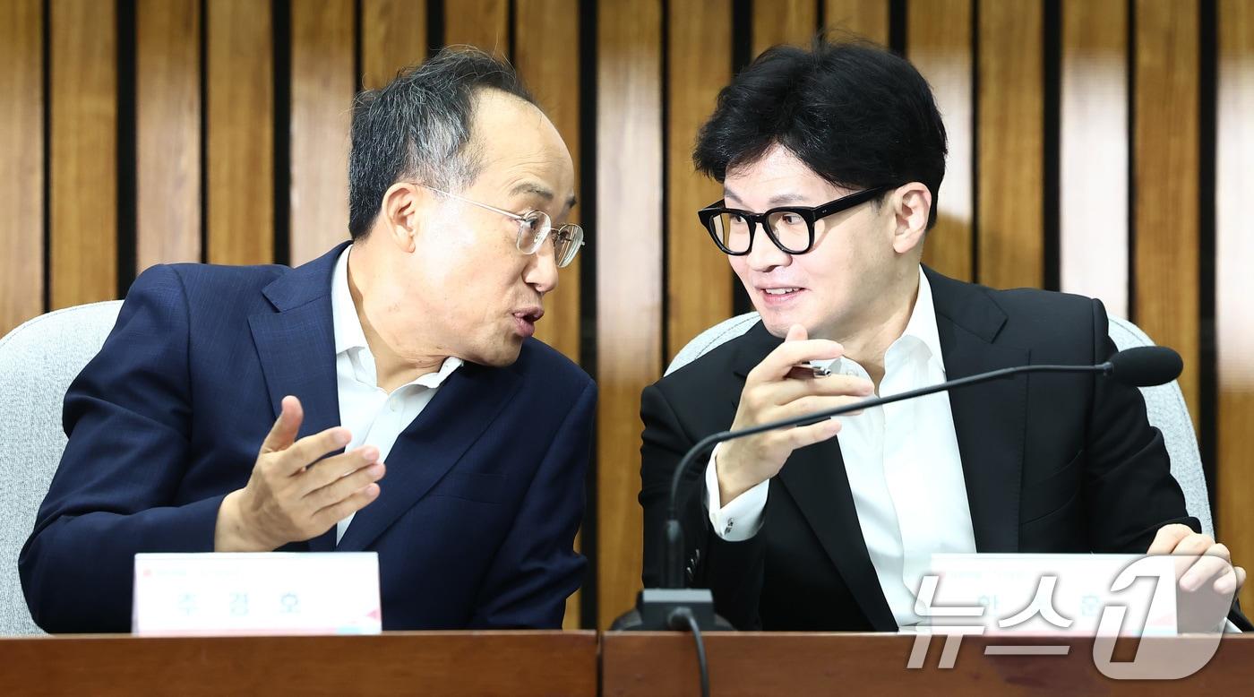 국민의힘 한동훈 대표와 추경호 원내대표가 29일 오전 서울 여의도 국회에서 열린 딥페이크 성범죄 관련 부처 긴급 현안보고 회의에 참석해 대화하고 있다. 2024.8.29/뉴스1 ⓒ News1 김민지 기자