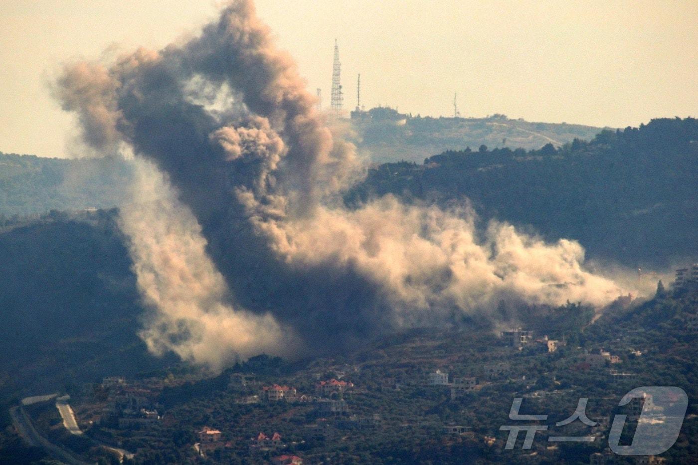 레바논 국경 마을 아다이세에서 이스라엘 군의 공습을 받아 연기가 솟아 오르고 있다. ⓒ AFP=뉴스1 ⓒ News1 우동명 기자