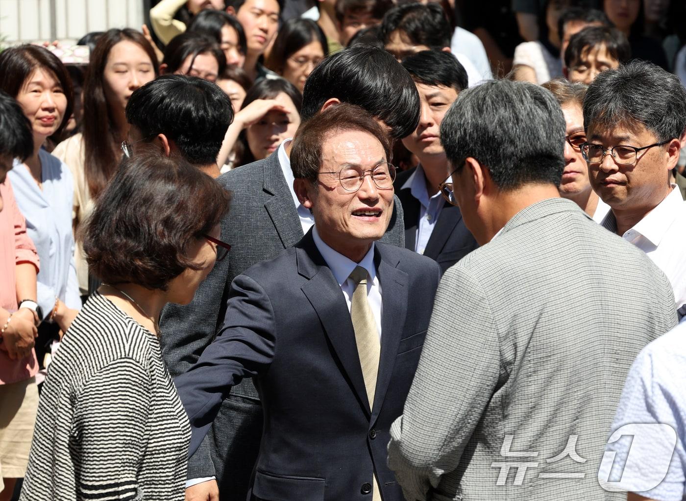 조희연 서울시 교육감이 29일 서울 종로구 교육청앞에서 &#39;전교조 해직교사 부당 특채&#39; 최종심 선고에 대한 입장 발표를 마치고 직원들과 인사하고 있다. 이날 대법원에서 전국교직원노동조합&#40;전교조&#41; 출신 교사 4명 등 5명의 해직교사를 특혜 채용한 혐의로 기소된 조희연 서울시 교육감에 대한 징역형의 집행유예가 확정됐다. 2024.8.29/뉴스1 ⓒ News1 김명섭 기자