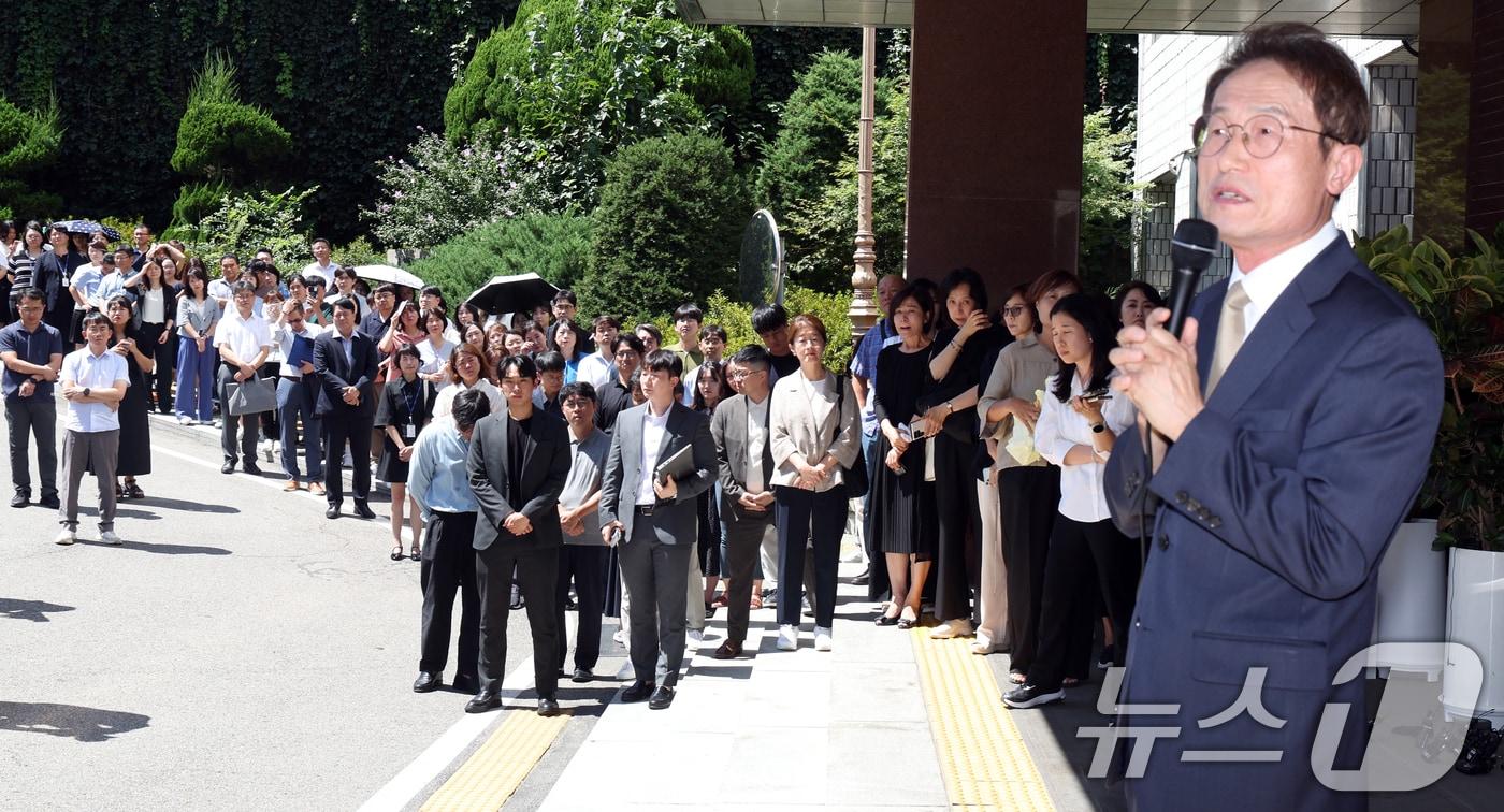 조희연 서울시교육감이 8월 29일 교육청앞에서 &#39;전교조 해직교사 부당 특채&#39; 최종심 선고에 대한 입장 발표를 하고 있다. /뉴스1 ⓒ News1 김명섭 기자