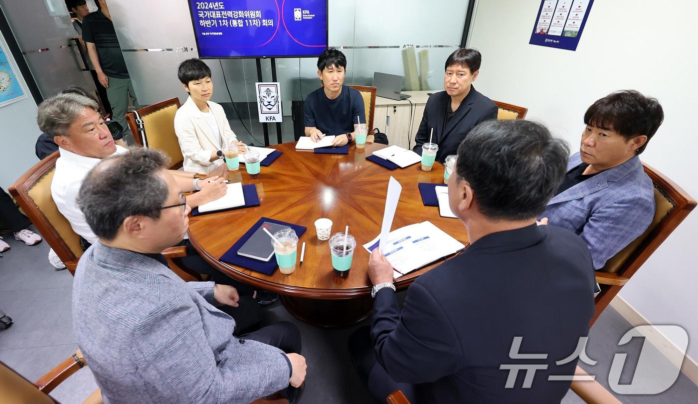 최영일 신임 전력강회위원장이 29일 서울 종로구 축구회관에서 열린 2024년도 국가대표전력강화위원회 하반기 1차 회의를 주재하고 있다.  2024.8.29/뉴스1 ⓒ News1 이동해 기자