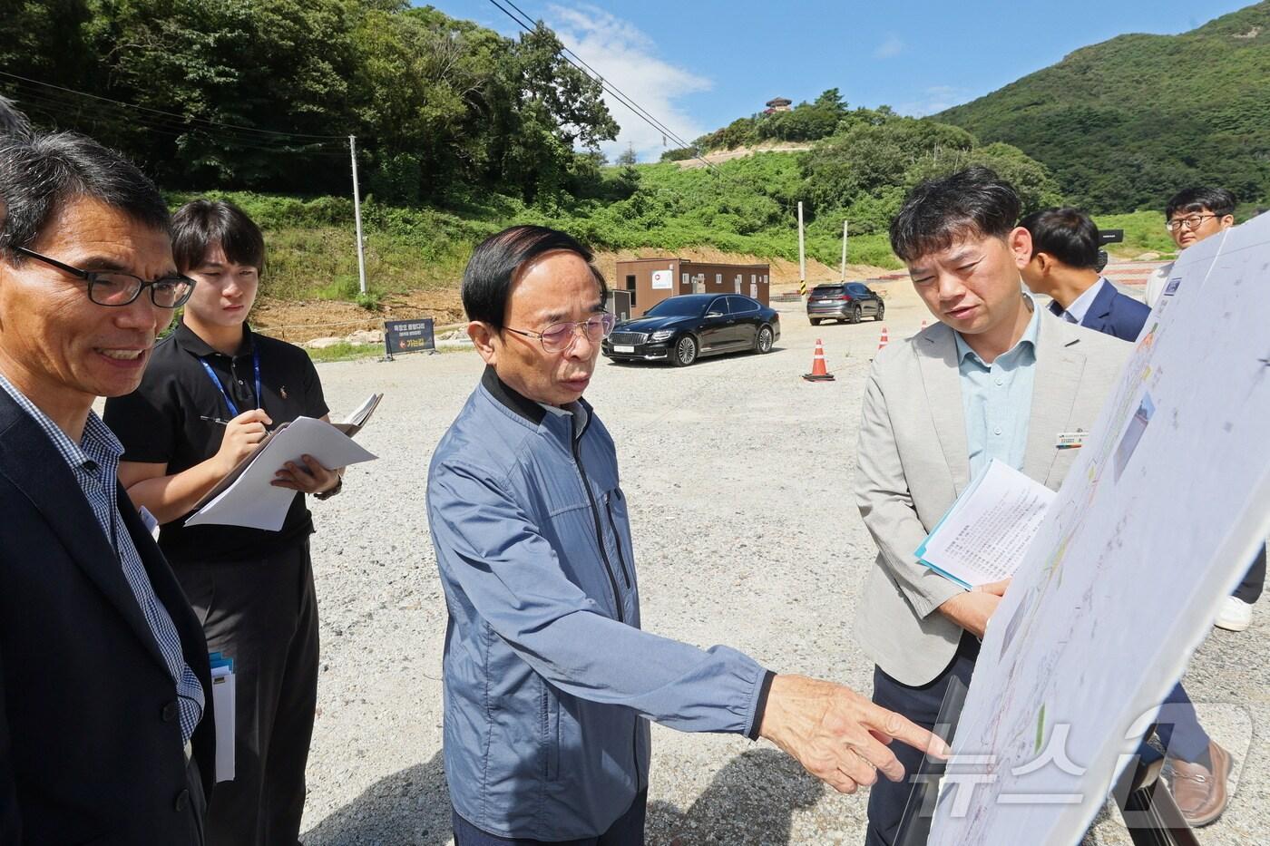 심민 전북자치도 임실군수가 옥정호 주변 관광산업의 주요 사업추진 상황을 점검하고 있다.&#40;임실군제공&#41;2024.8.29/뉴스1