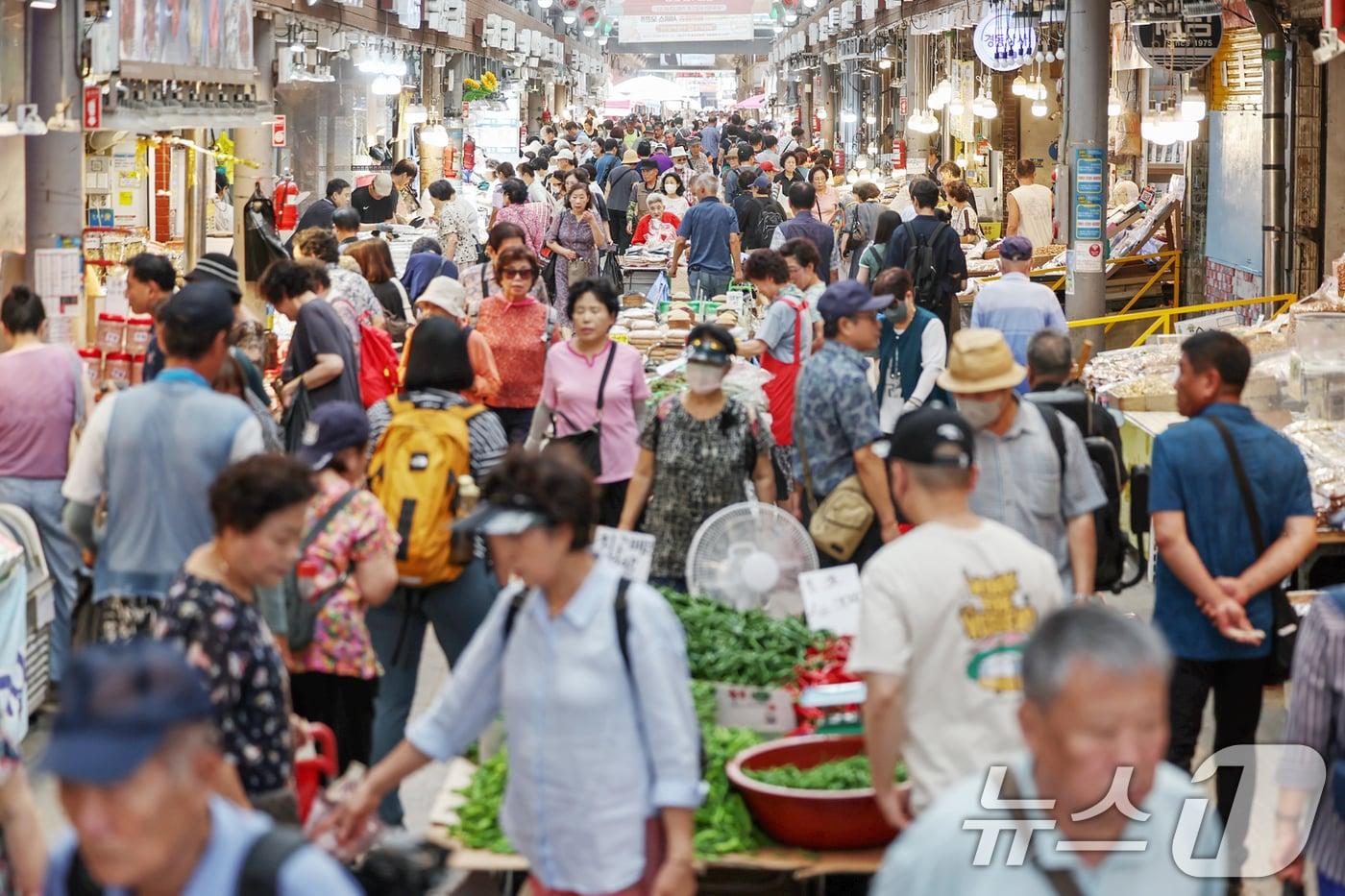 29일 서울 동대문구 청량리 청과물시장이 추석 제수용품 등을 구입하러 나온 시민들로 북적이고 있다. 024.8.29/뉴스1 ⓒ News1 민경석 기자