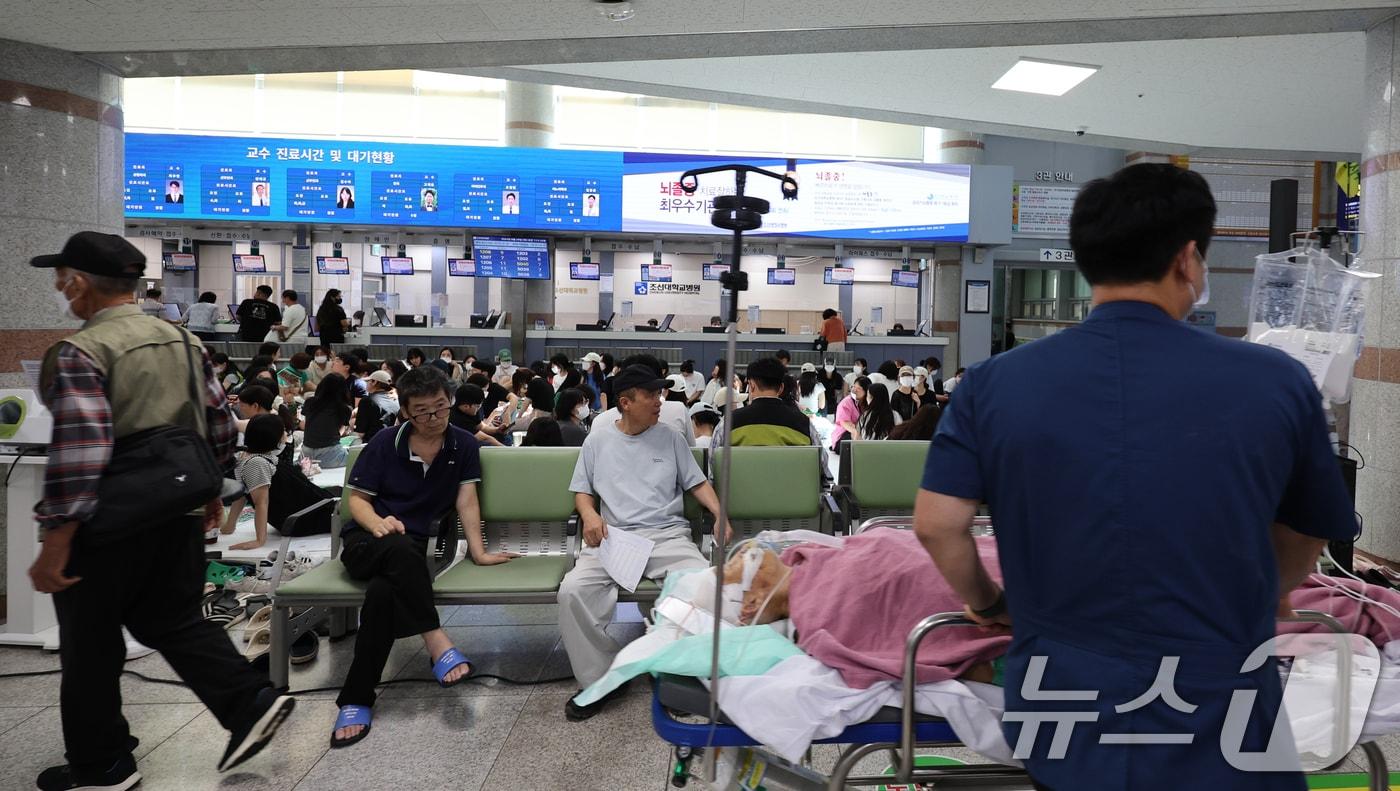 29일 오전 광주 동구 조선대병원 보건의료노조 파업이 진행중인 1층 로비를 환자들이 지나가고 있다. 2024.8.29/뉴스1 ⓒ News1 김태성 기자