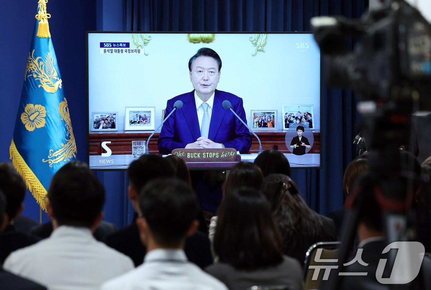 29일 서울 용산 대통령실청사 브리핑룸에서 취재진들이 윤석열 대통령의 국정브리핑을 모니터를 통해 지켜보고 있다. 2024.8.29/뉴스1 ⓒ News1 송원영 기자