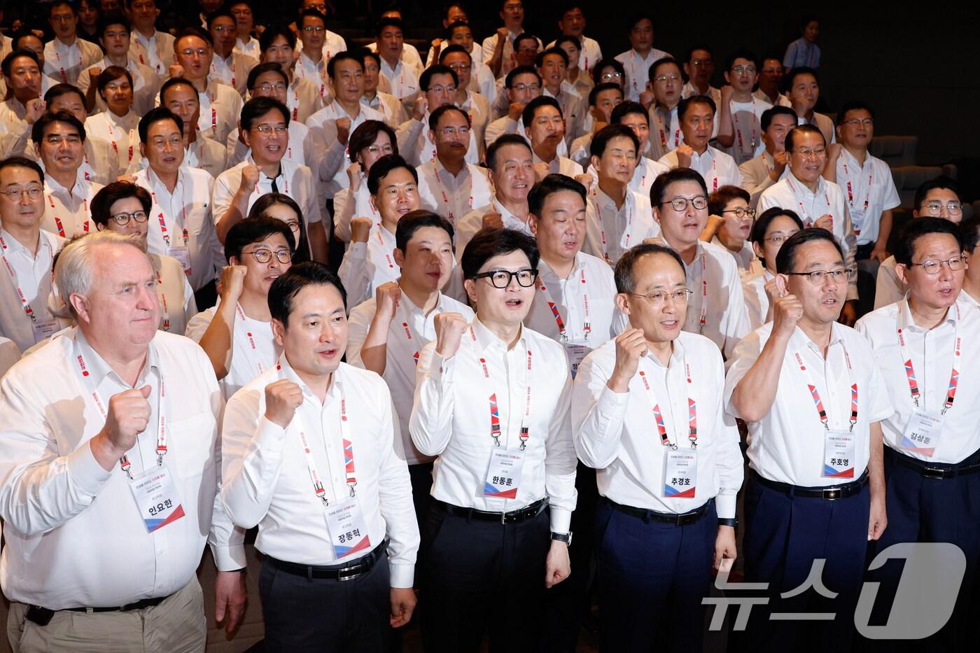 한동훈 국민의힘 대표와 추경호 원내대표를 비롯한 의원들이 29일 오후 인천 중구 인천국제공항공사 인재개발원에서 열린 2024 국민의힘 국회의원 연찬회에서 단체 기념 촬영을 하고 있다. 앞줄 왼쪽부터 인요한, 장동혁 최고위원, 한 대표, 추 원내대표, 주호영 부의장, 김상훈 정책위의장. 2024.8.29/뉴스1 ⓒ News1 안은나 기자