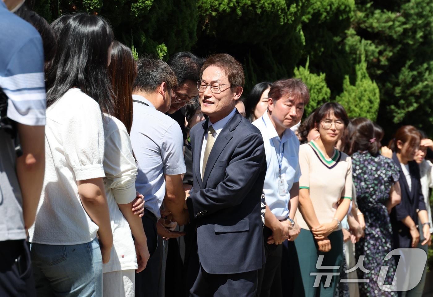 &#39;해직교사 부당 특별채용&#39; 유죄를 확정 받아 교육감직을 상실한 조희연 서울시교육감이 29일 서울 종로구 서울시교육청을 나서며 배웅 나온 직원, 시민단체 관계자 등과 인사를 나누고 있다. &#40;공동취재&#41; 2024.8.29/뉴스1 ⓒ News1 김명섭 기자