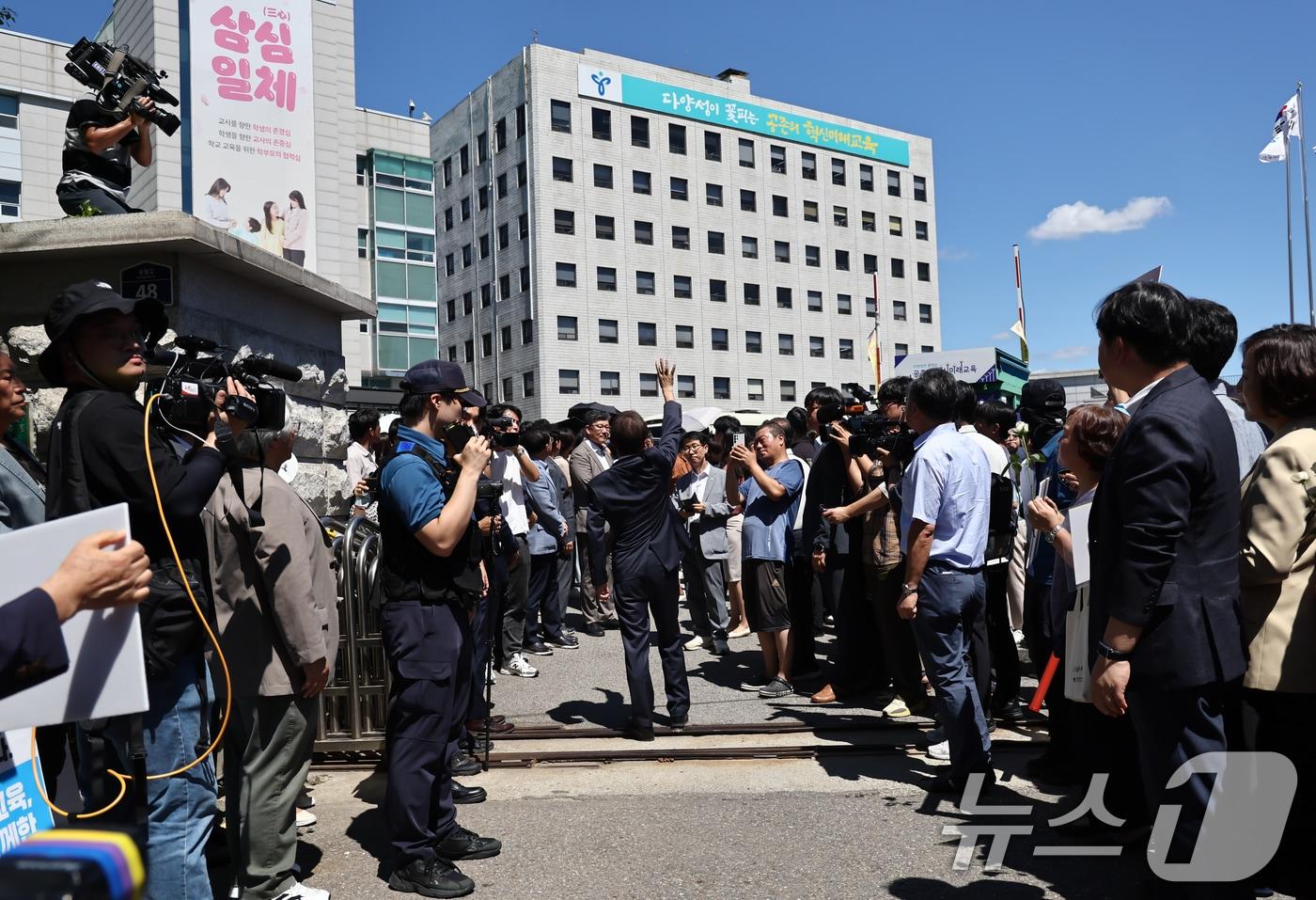 &#39;해직교사 부당 특별채용&#39; 유죄를 확정 받은 조희연 서울시교육감이 교육청을 나서며 직원, 관계자 등과 인사를 나누고 있다. /뉴스1 ⓒ News1 김명섭 기자