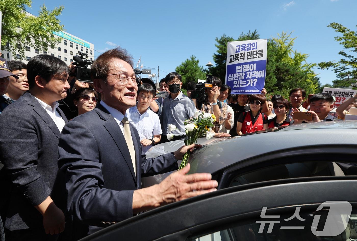 &#39;해직교사 부당 특별채용&#39; 유죄를 확정 받은 조희연 서울시교육감이 29일 서울 종로구 서울시교육청을 나서며 배웅 나온 직원, 시민단체 관계자 등과 인사를 나누고 있다. &#40;공동취재&#41; 2024.8.29/뉴스1 ⓒ News1 김명섭 기자