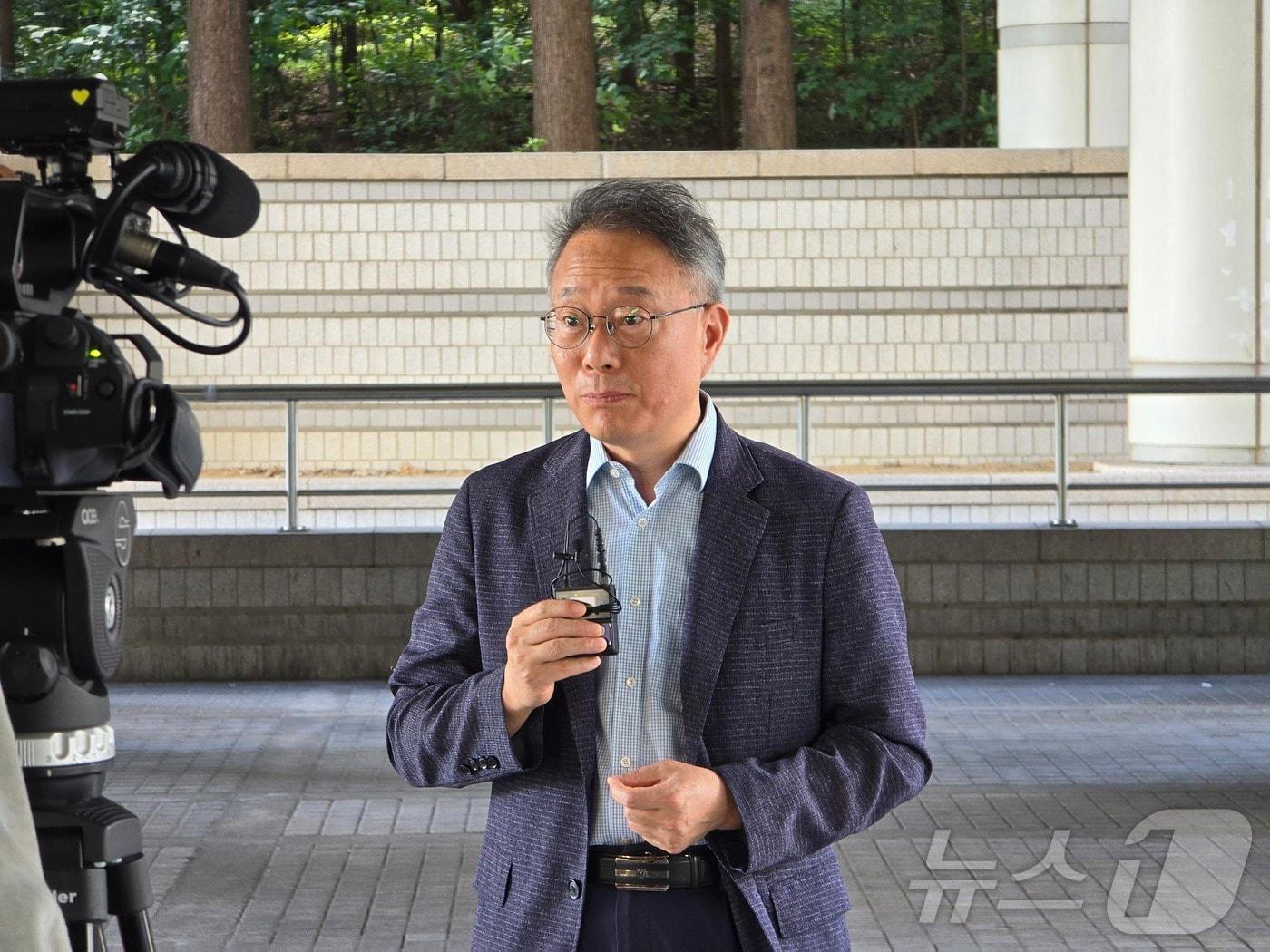 29일 오후 서울 서초구 서울중앙지법에서 강제 징집·프락치 강요 피해자 박만규 목사가 선고를 마친 후 인터뷰에 응하고 있다. &#40;공동취재&#41; 2024.8.29/뉴스1