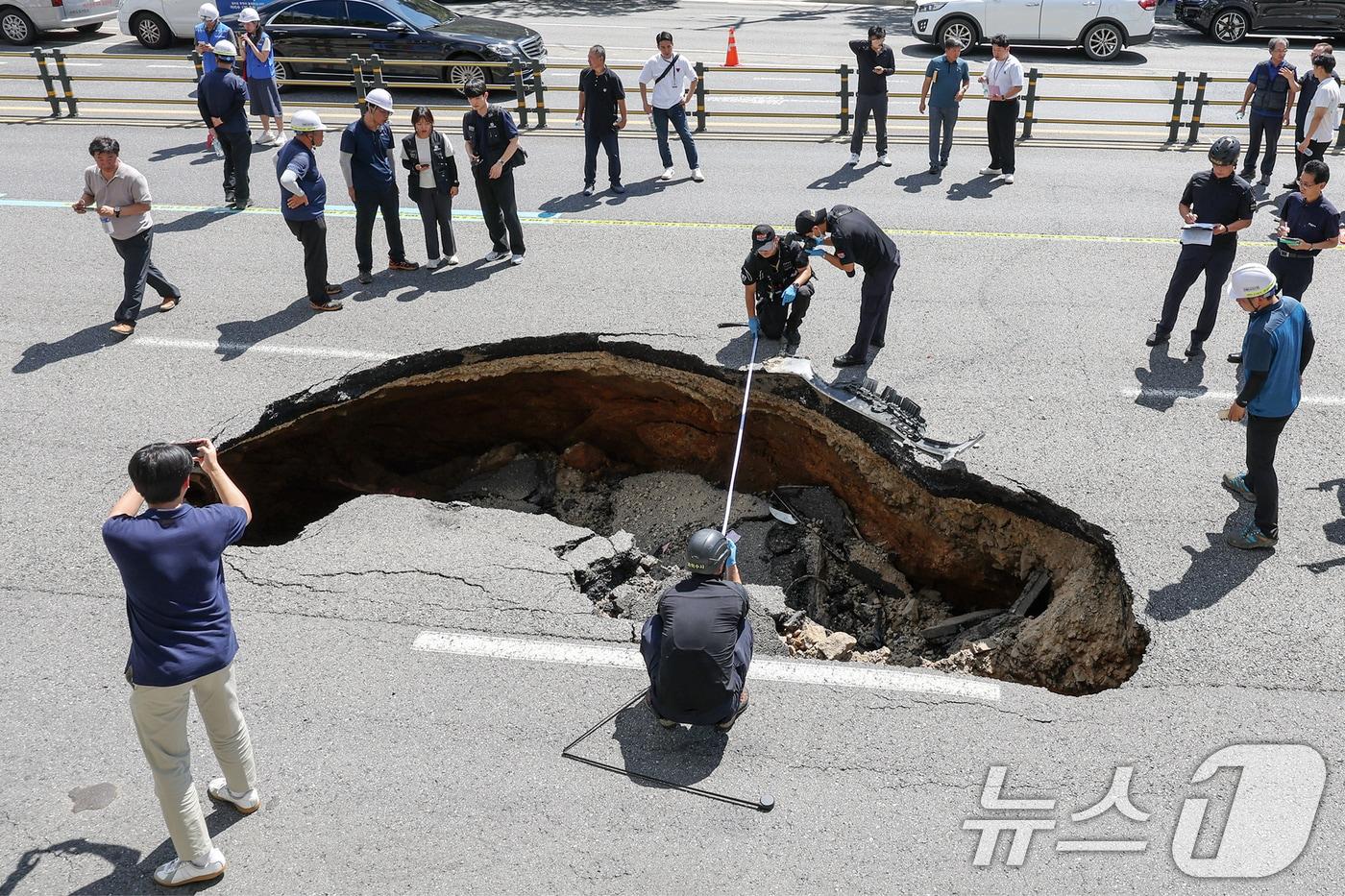 지난달 서울 서대문구 성산대교 방면 성산로에서 땅꺼짐 현상&#40;싱크홀&#41;이 발생해 경찰 과학수사대 대원들이 현장감식을 실시하는 모습. ⓒ News1 민경석 기자