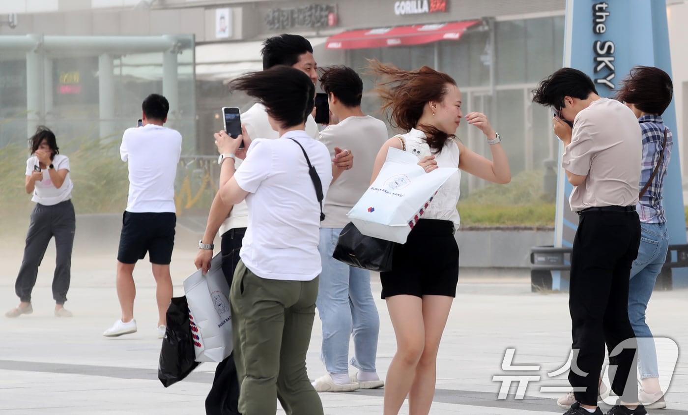 부산 해운대구 엘시티 인근에 강한 빌딩풍이 몰아쳐 시민, 외국인 관광객들이 힘겹게 걷고 있다. 2024.8.29/뉴스1 ⓒ News1 윤일지 기자